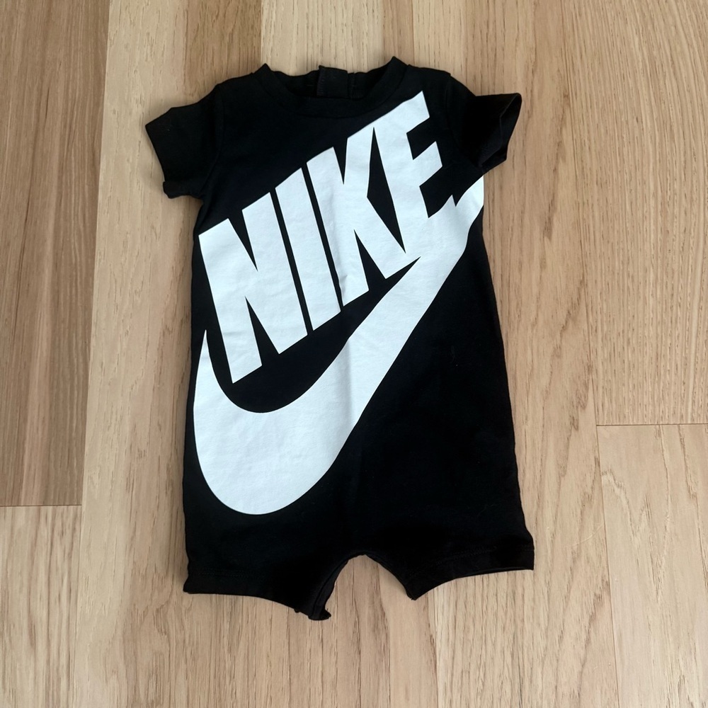Nike Baby Infant Nike Logo Coverall Futura Romper Bodysuit Black White 6 Months - Picture 3 of 6